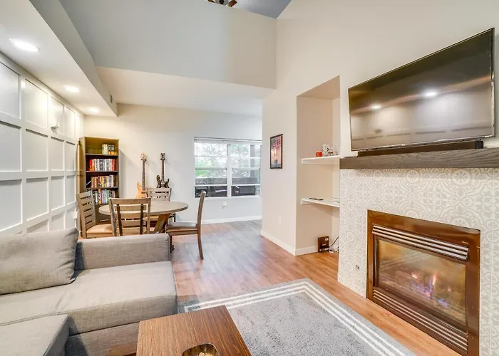 Aurora Townhome With Fireplace, 16 Mi To Dia!