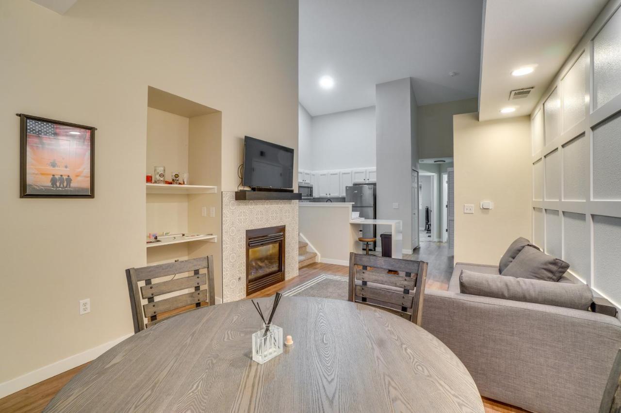 Townhome With Fireplace, 16 Mi To Dia! Casa de férias *
