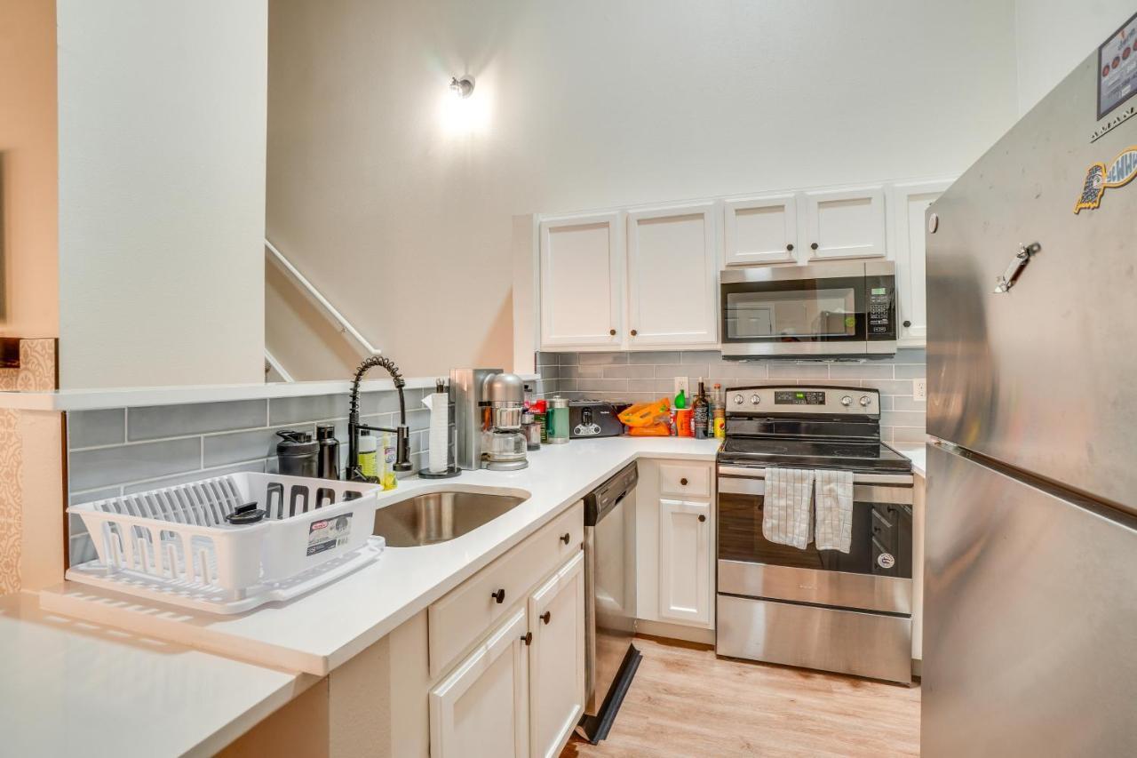 Townhome With Fireplace, 16 Mi To Dia! Aurora