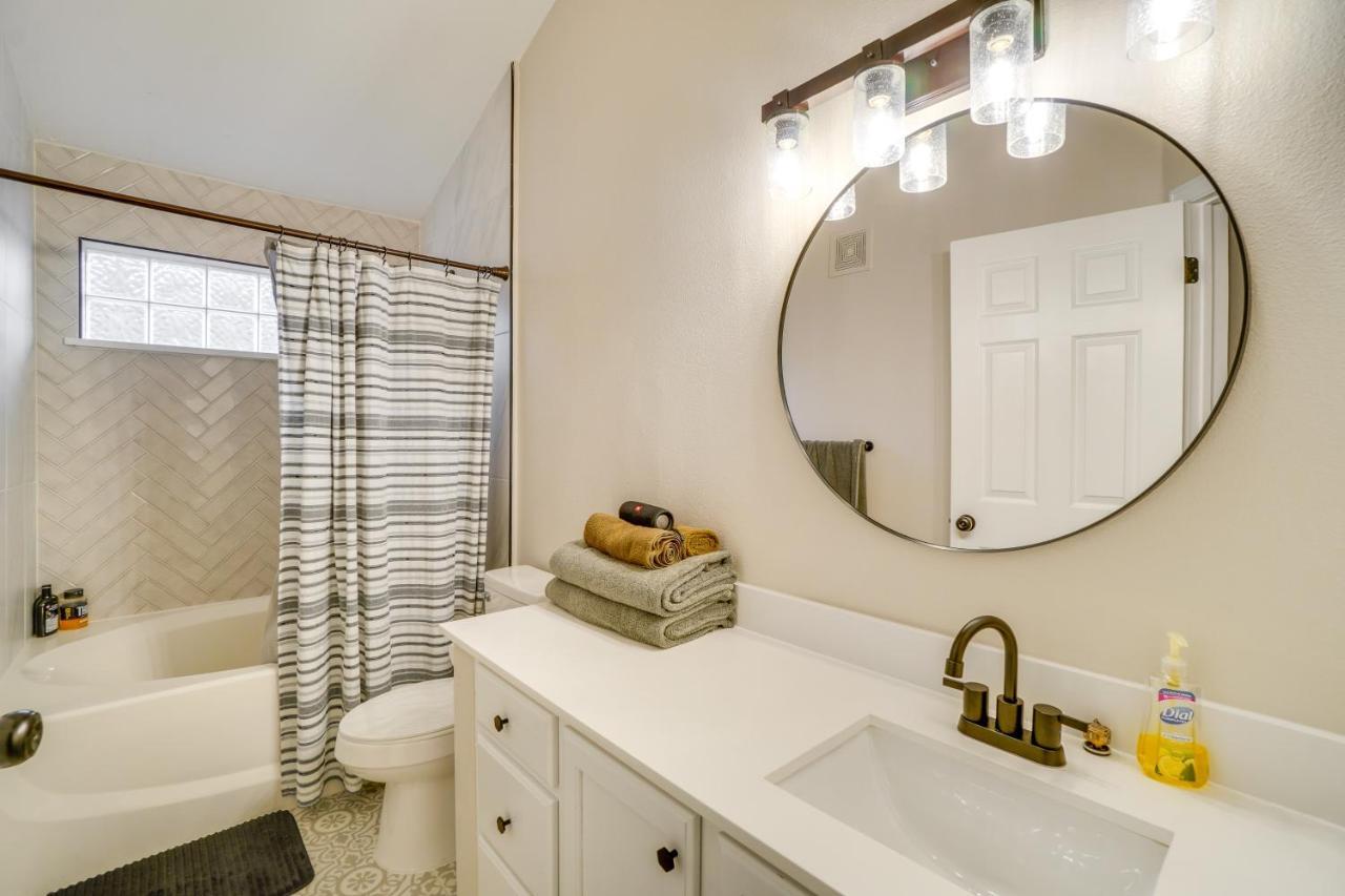 Townhome With Fireplace, 16 Mi To Dia! Casa de férias *