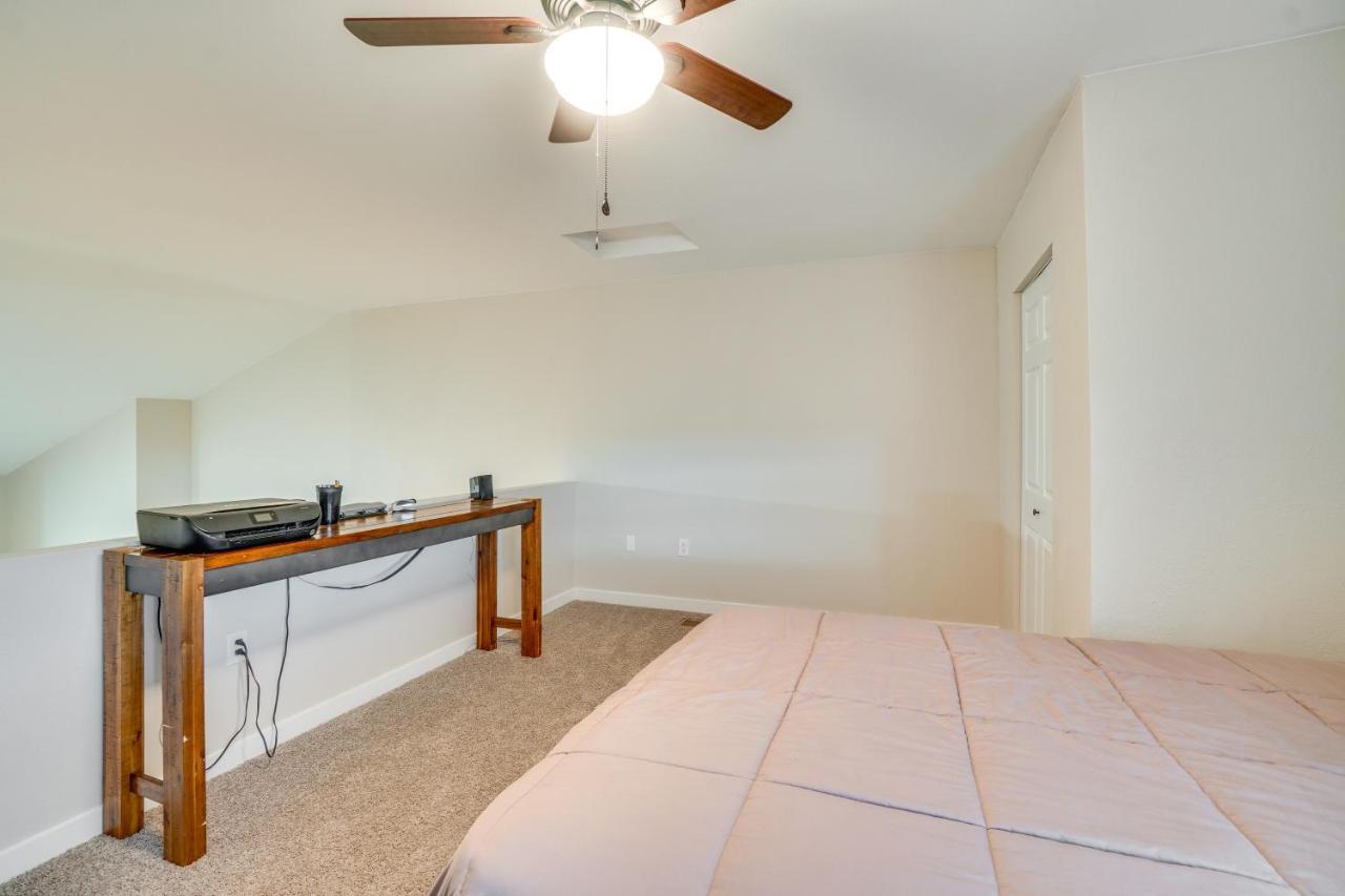 Townhome With Fireplace, 16 Mi To Dia! Aurora